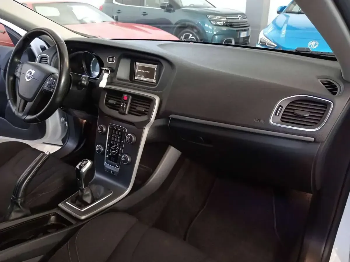 Usata Volvo V40 Kinetic 150 CV (110 kW) 2015 Bianco Berlina