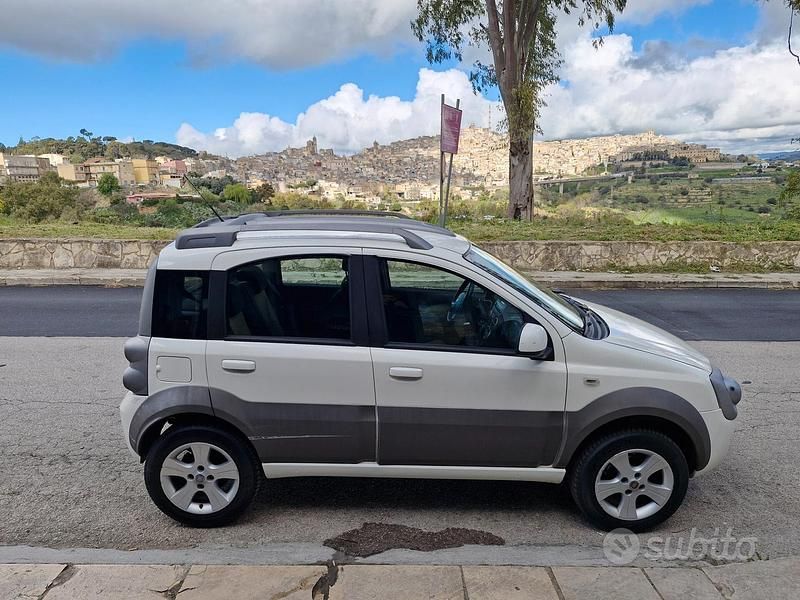 Usata Fiat Panda 4x4 Climbing 75 CV (55 kW) 2011 Bianco Utilitaria