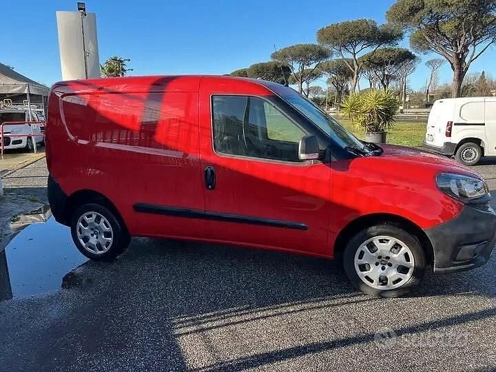 Usata Fiat Doblò Easy 95 CV (69 kW) 2019 Rosso Monovolume