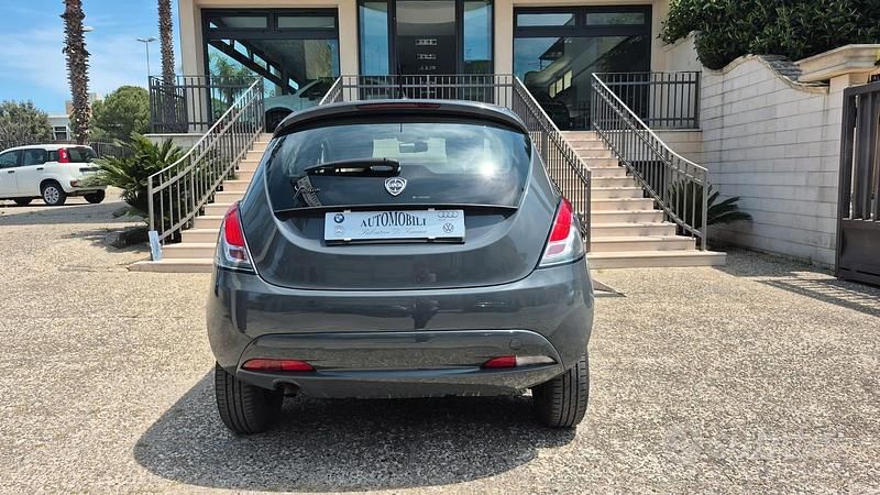 Usata Lancia Ypsilon 85 CV (62 kW) 2018 Grigio Utilitaria