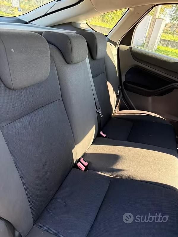 Begagnad Ford Focus 90 HK (66 kW) 2006 Grå Sedan