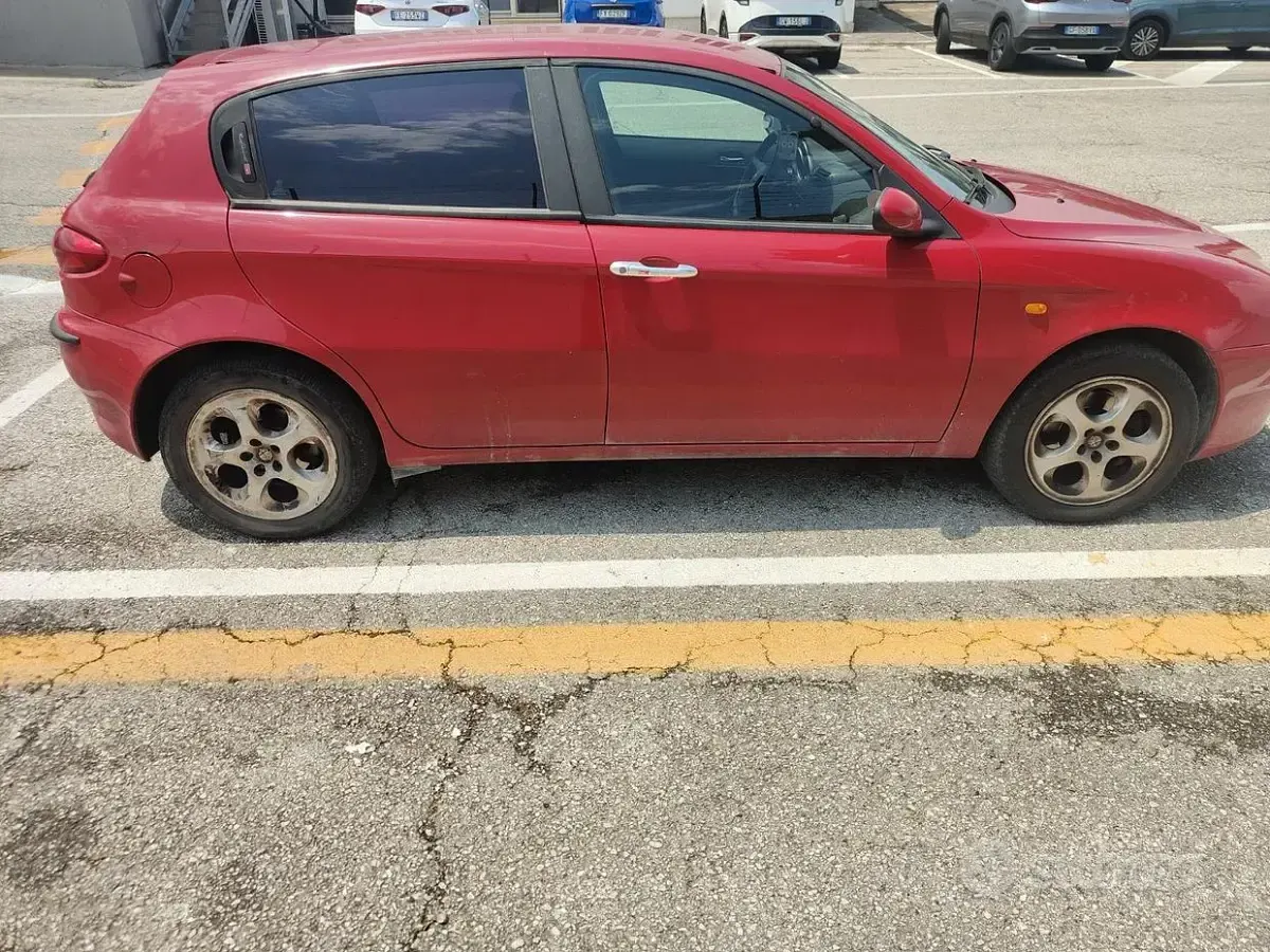 Usata Alfa Romeo 147 120 CV (88 kW) 2001 Rosso Utilitaria