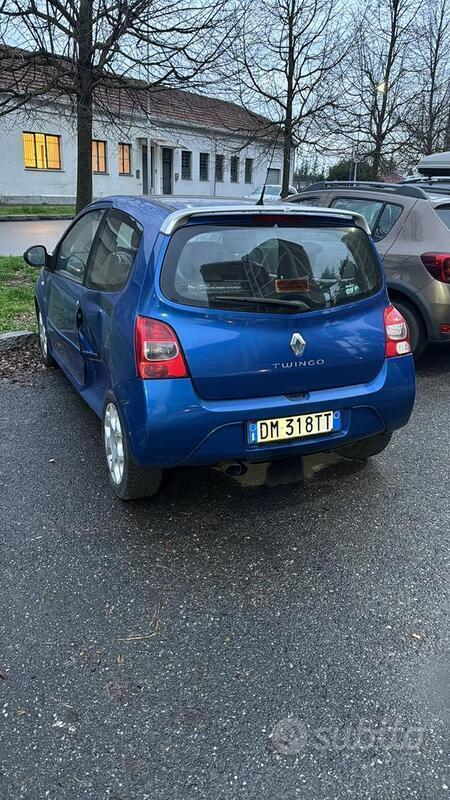 Usato 2008 Renault Twingo 1.1 Benzin 101 CV (700 €)