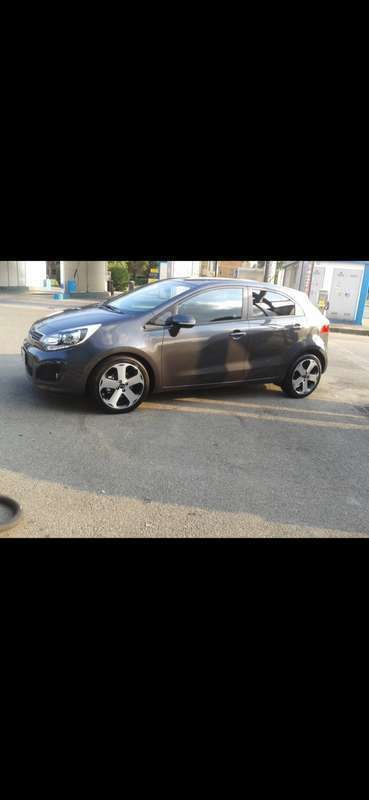Grigio Usata 2015 Kia Rio Tre volumi | 7000 € (Buon prezzo) - Immagine 1/4