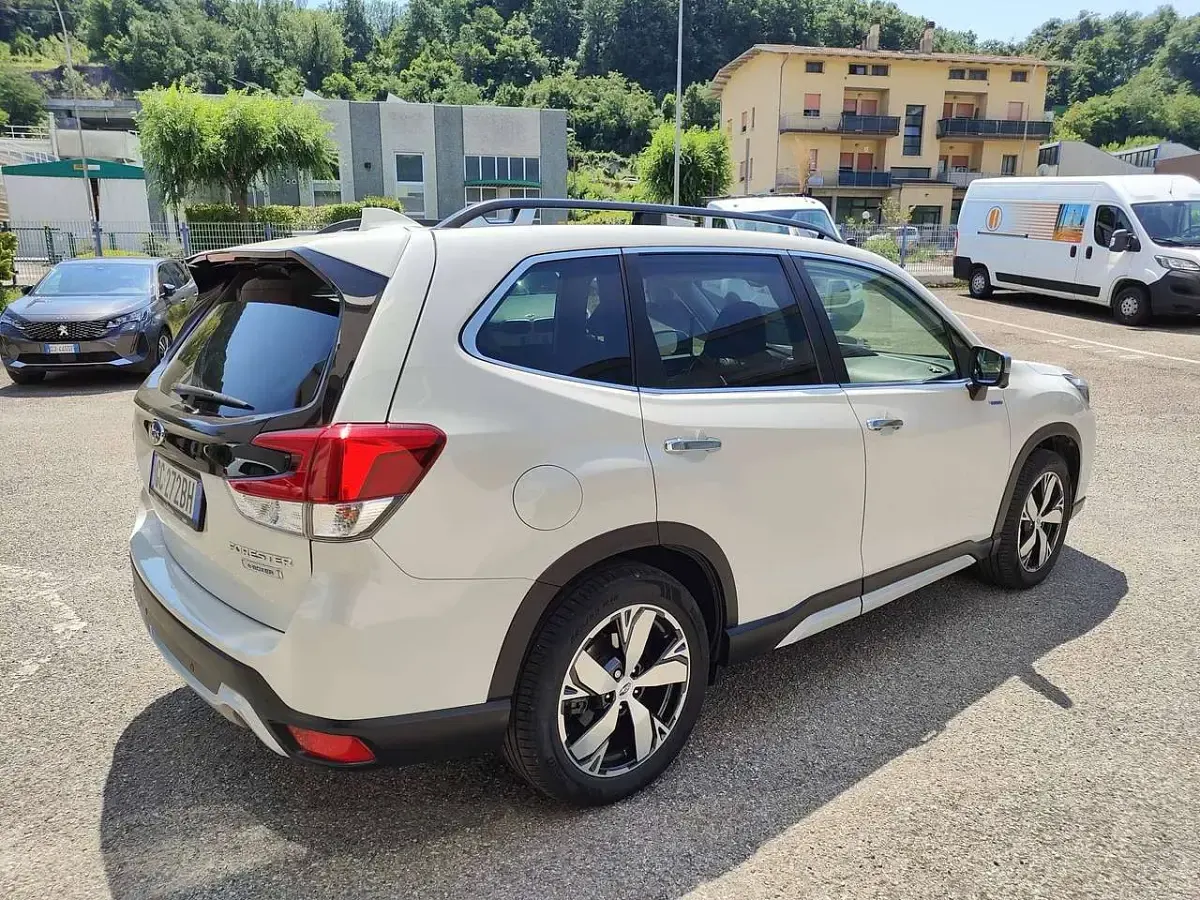Usata Subaru Forester Premium 150 CV (110 kW) 2020 Crystal white pearl SUV