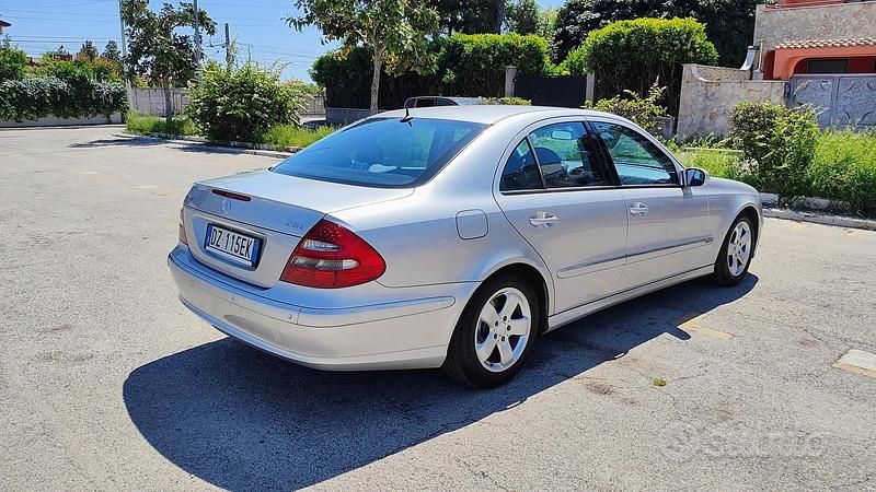 Usata Mercedes E220 150 CV (110 kW) 2003 Grigio Berlina