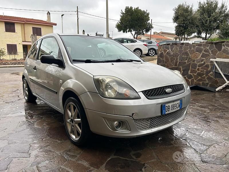 Usata Ford Fiesta 68 CV (50 kW) 2006 Grigio Utilitaria