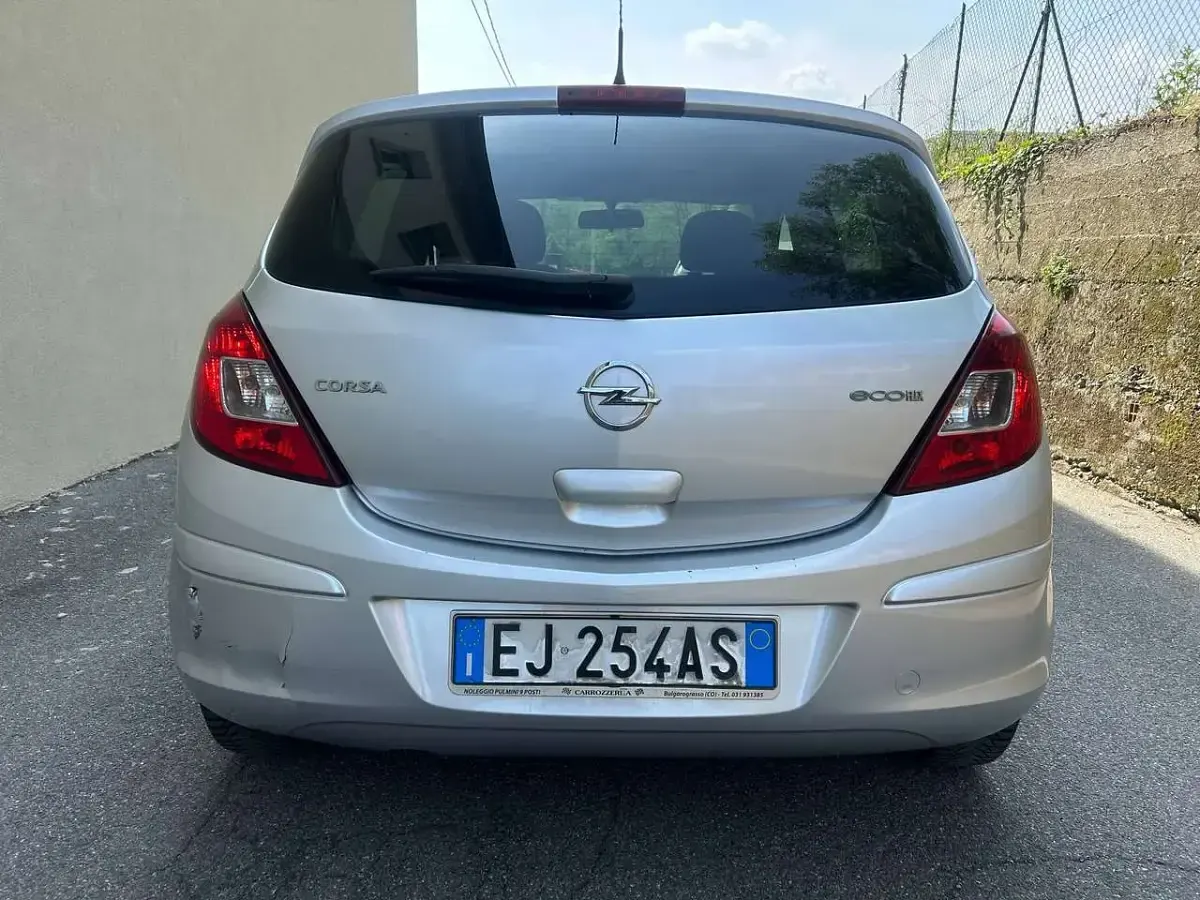 Usata Opel Corsa Edition 95 CV (69 kW) 2011 Argento Utilitaria