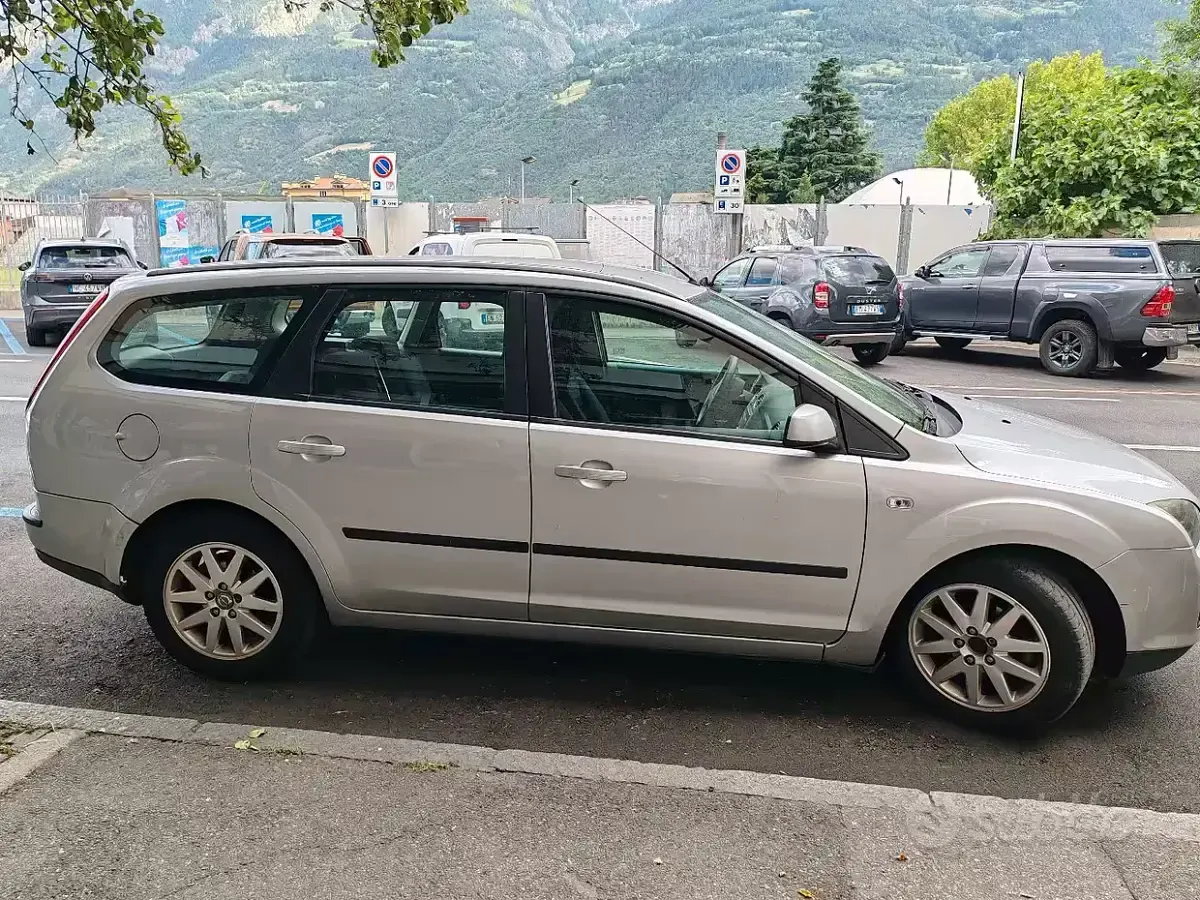 Usata Ford Focus 90 CV (66 kW) 2007 Grigio Station wagon