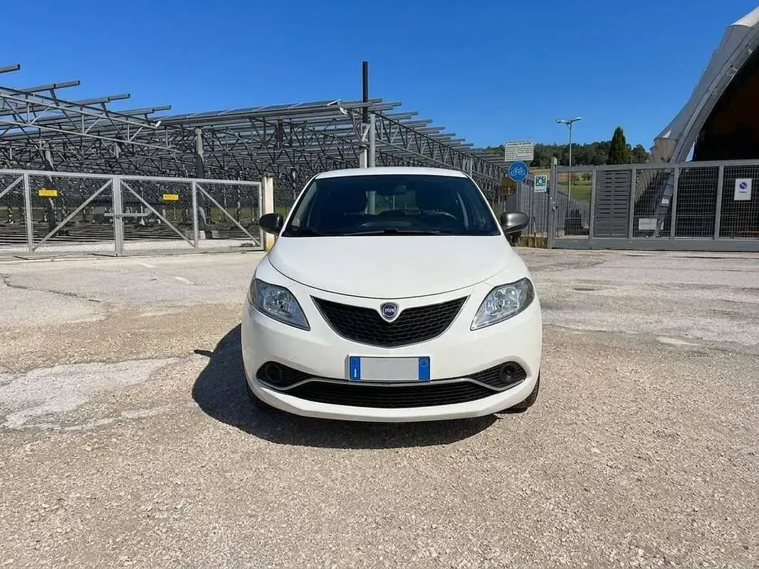 Usata Lancia Ypsilon Silver 69 CV (50 kW) 2016 Bianco Utilitaria