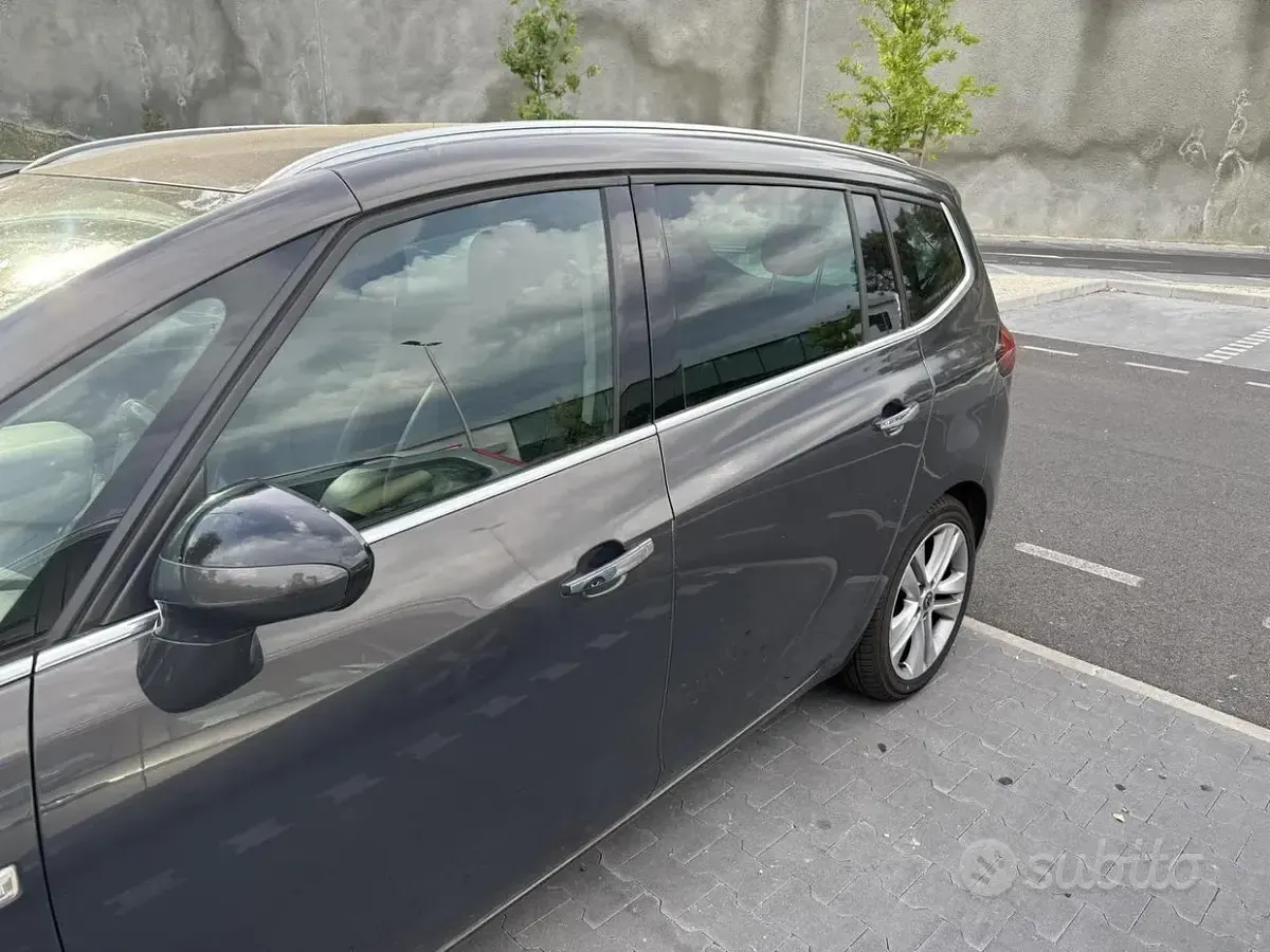 Usata Opel Zafira 165 CV (121 kW) 2012 Grigio Monovolume