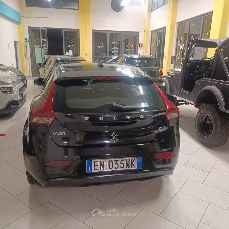 Usata Volvo V40 114 CV (83 kW) 2012 Nero Utilitaria