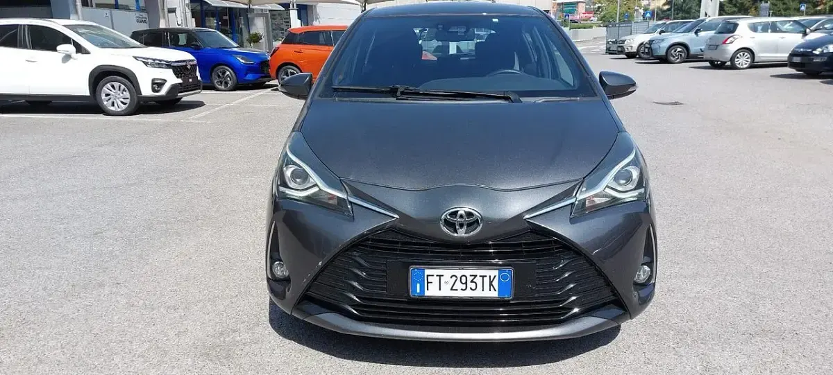 Usata Toyota Yaris Lounge 111 CV (81 kW) 2018 Grigio Berlina