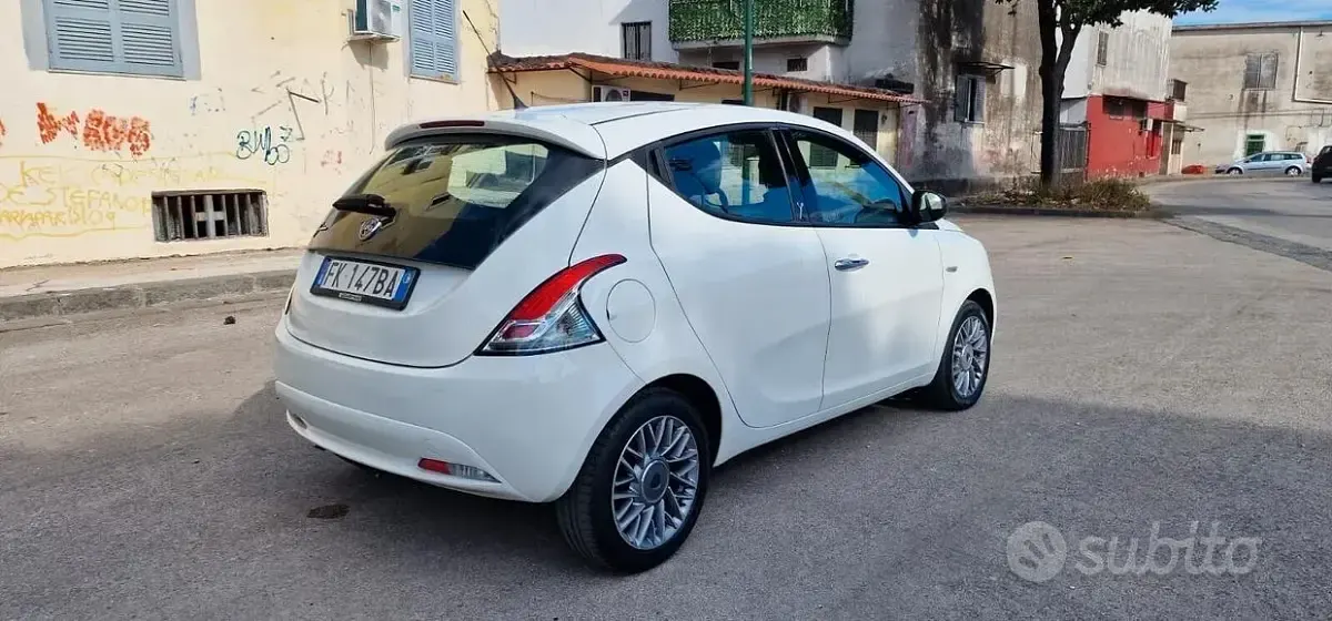 Usata Lancia Ypsilon 69 CV (50 kW) 2017 Bianco Utilitaria