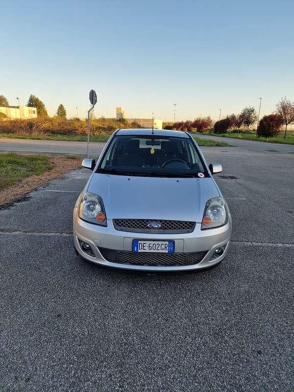 Usata Ford Fiesta Titanium 68 CV (50 kW) 2007 Utilitaria