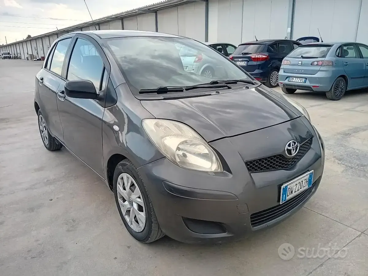 Usata Toyota Yaris 90 CV (66 kW) 2010 Grigio Utilitaria