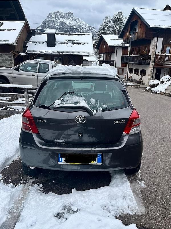 Usata Toyota Yaris 101 CV (74 kW) 2010 Grigio Utilitaria