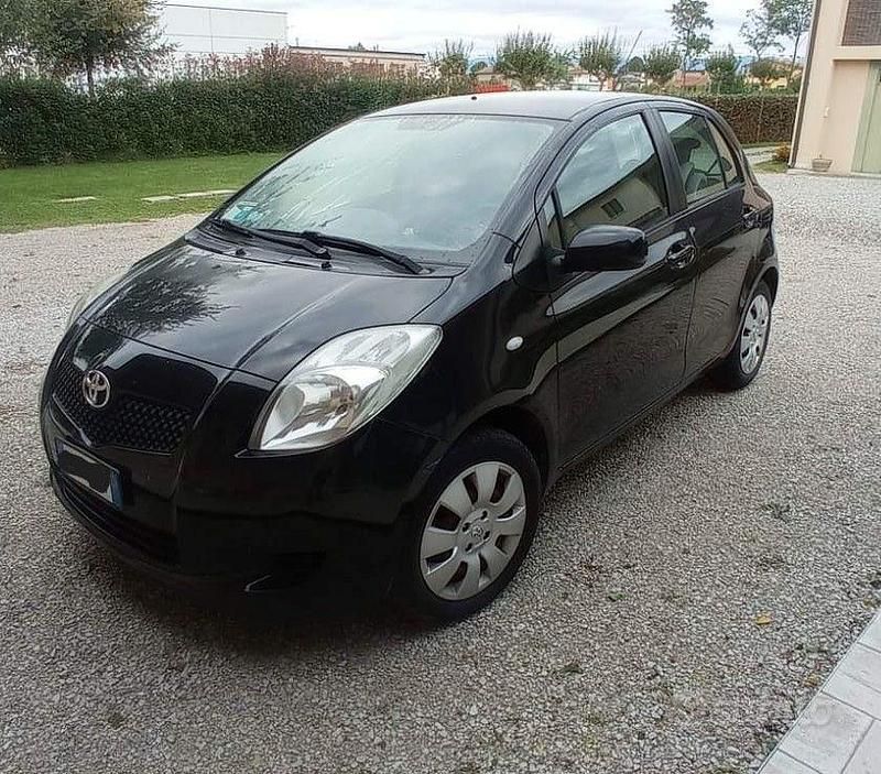 Usata Toyota Yaris 69 CV (50 kW) 2007 Nero Utilitaria