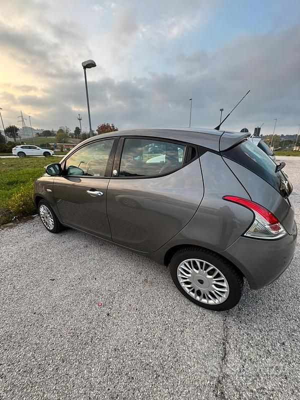 Usata Lancia Ypsilon Gold 69 CV (50 kW) 2017 Grigio Utilitaria