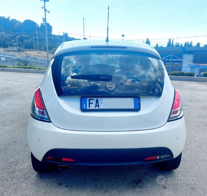 Usata Lancia Ypsilon 69 CV (50 kW) 2015 Bianco Utilitaria