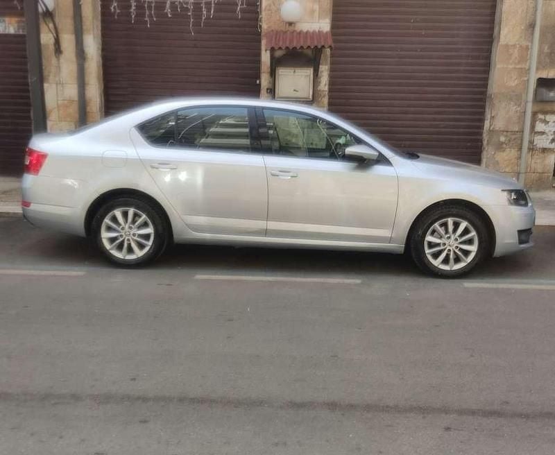 Argento Usata 2015 Skoda Octavia Executive Tre volumi | 7500 € (Super prezzo) - Immagine 1/4