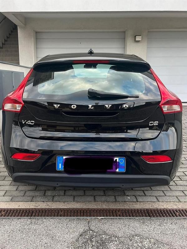 Usata Volvo V40 120 CV (88 kW) 2017 Nero Station wagon