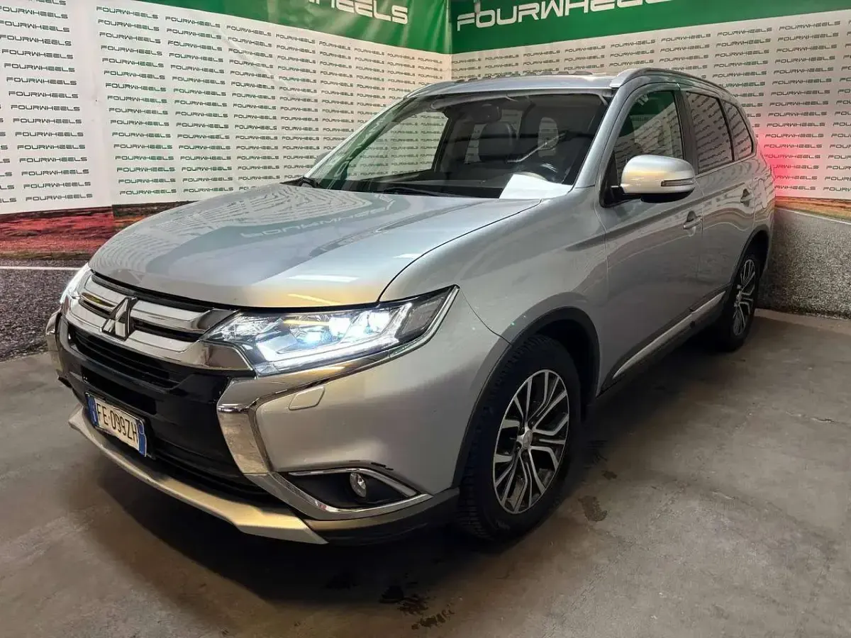 Usata Mitsubishi Outlander Instyle 150 CV (110 kW) 2016 Argento SUV