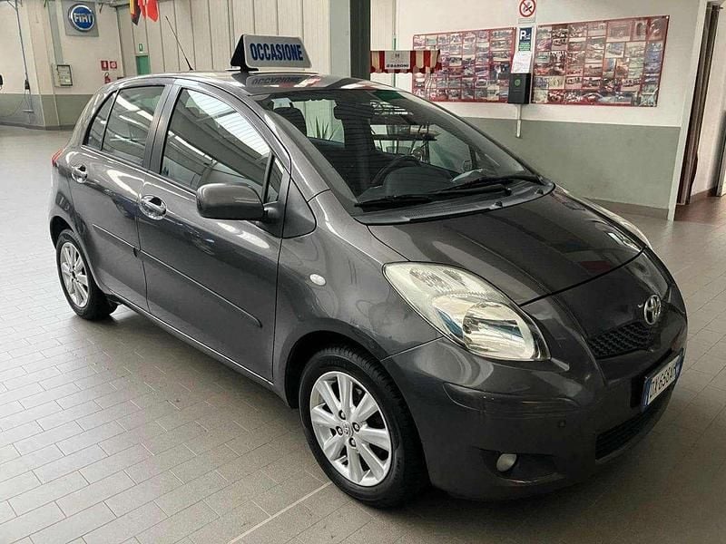 Grigio scuro Usata 2009 Toyota Yaris Tre volumi | 5800 € (Buon prezzo) - Immagine 1/4