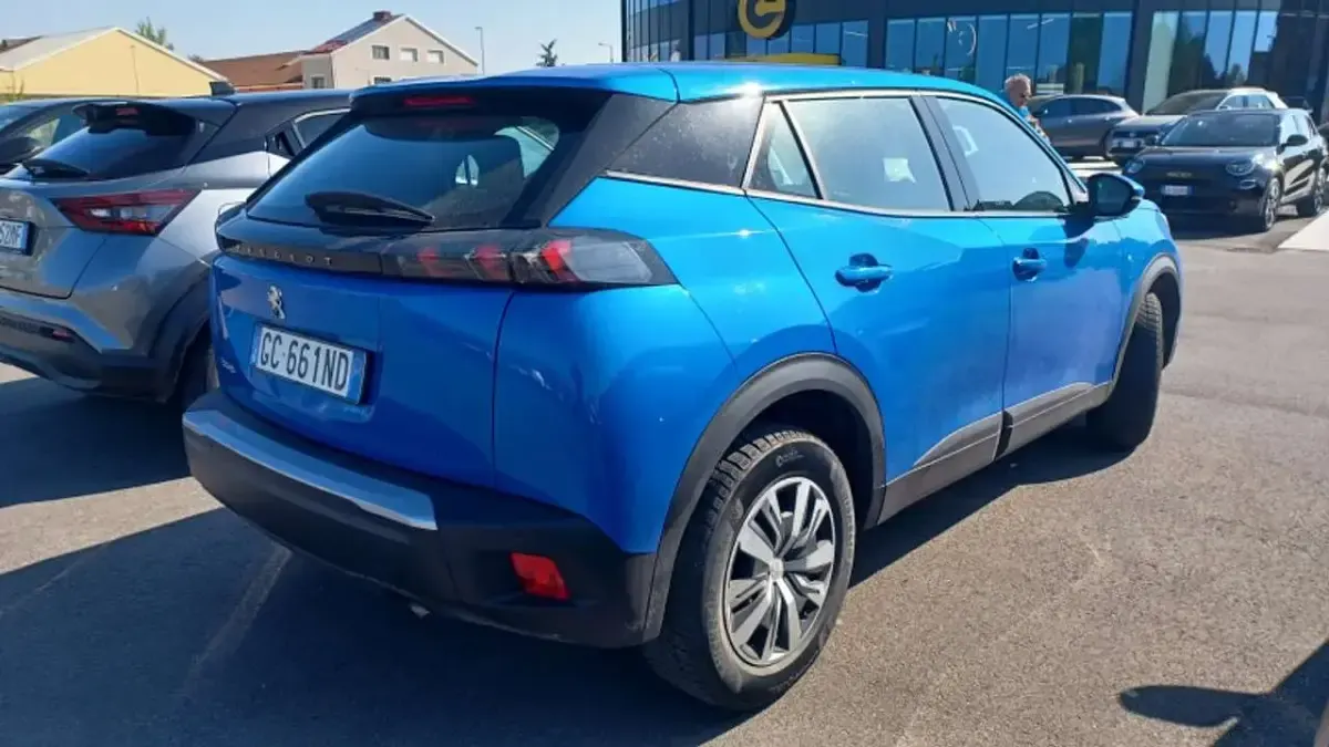 Usata Peugeot 2008 Active 101 CV (74 kW) 2020 Blu/azzurro SUV