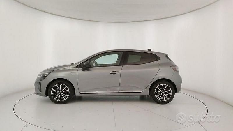 Begagnad Renault Clio V Techno 91 HK (66 kW) 2024 Grå Sedan