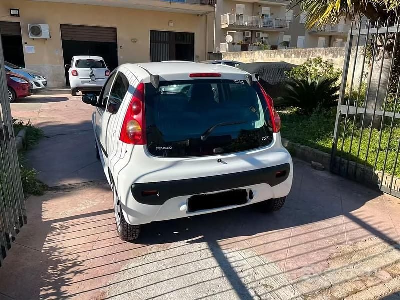 Usata Peugeot 107 67 CV (49 kW) 2009 Bianco Utilitaria