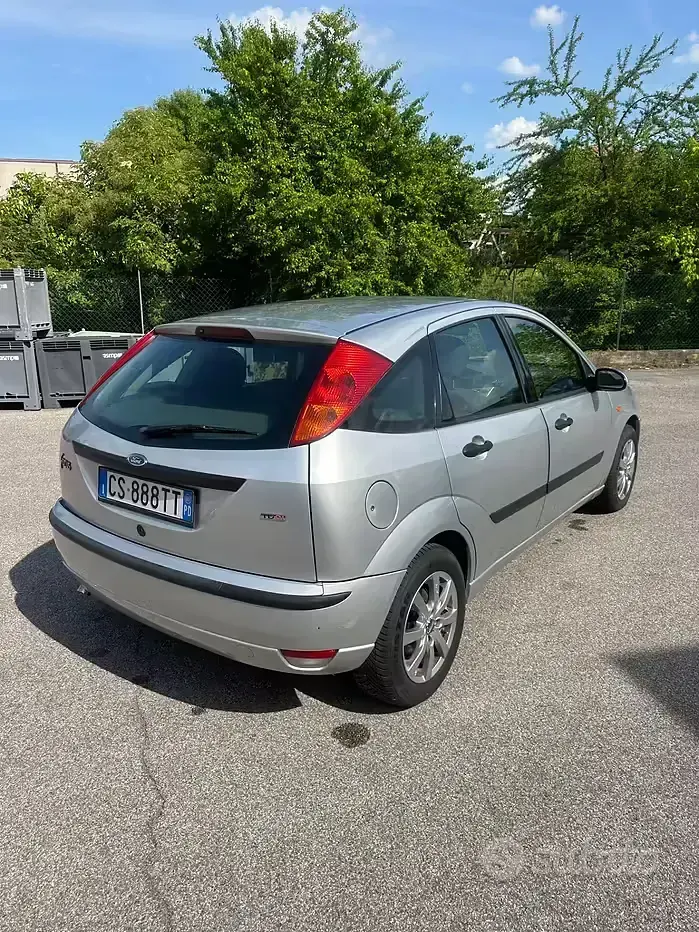 Usata Ford Focus Zetec 100 CV (73 kW) 2005 Grigio Berlina