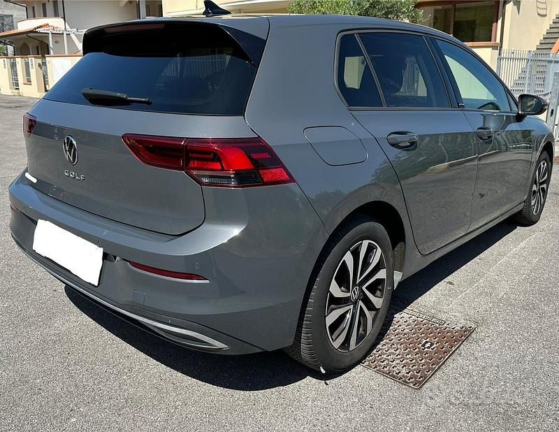 Usata VW Golf VIII Active 116 CV (85 kW) 2021 Grigio Berlina