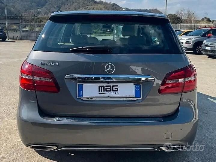 Usata Mercedes B180 Premium 108 CV (79 kW) 2016 Grigio Monovolume