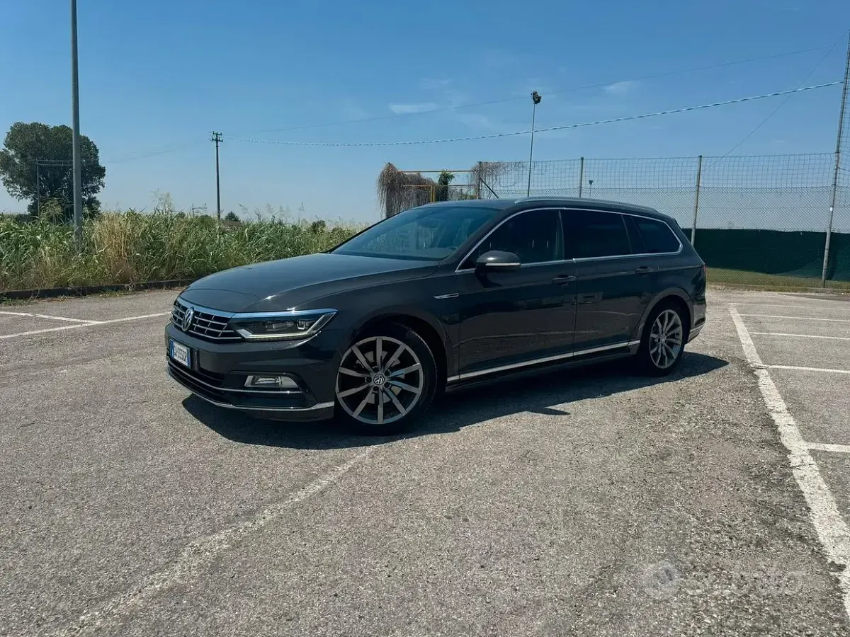 Usata VW Passat R-line 240 CV (176 kW) 2016 Grigio Station wagon