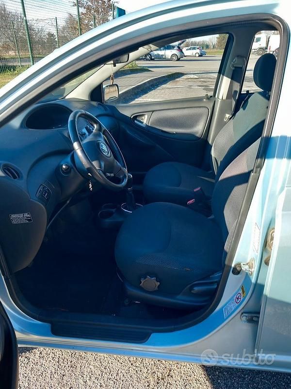Usata Toyota Yaris 75 CV (55 kW) 2004 Verde Berlina