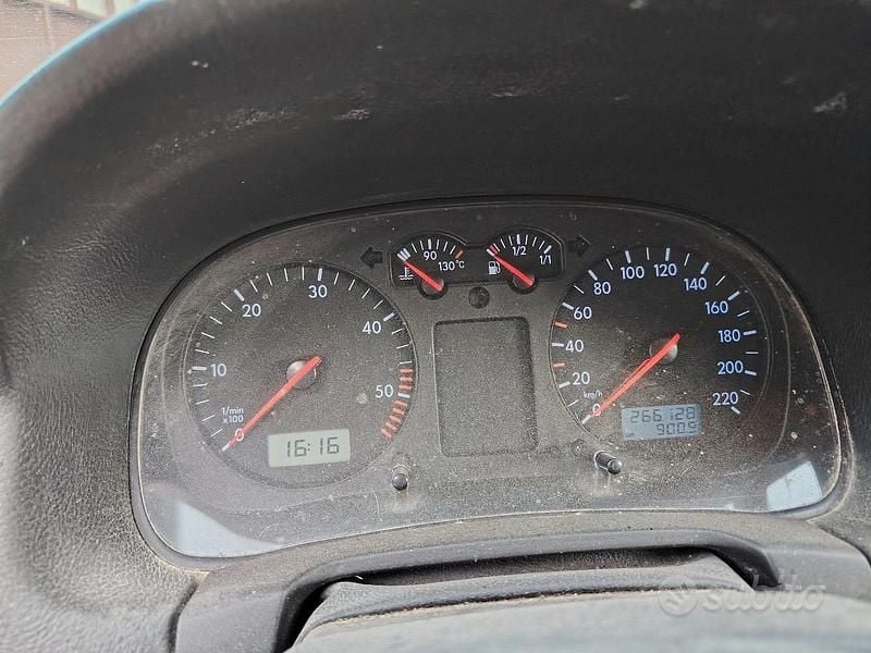 Usata VW Golf IV 101 CV (74 kW) 1999 Blu Utilitaria