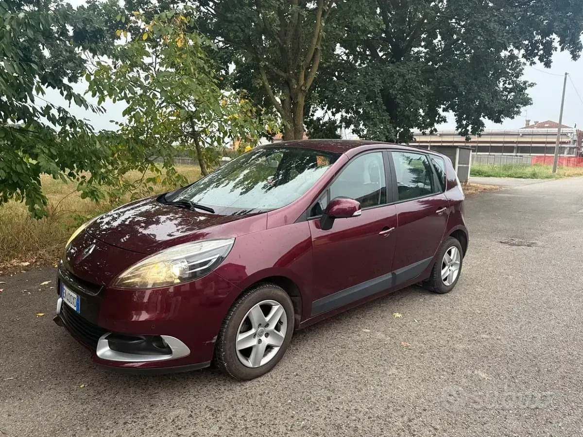 Usata Renault Scénic III 110 CV (80 kW) 2012 Viola Monovolume