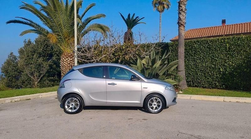 Usata Lancia Ypsilon Gold 69 CV (50 kW) 2016 Argento Utilitaria