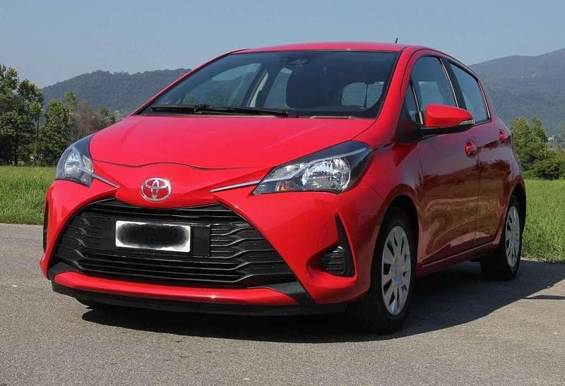 Usata Toyota Yaris Cool 72 CV (52 kW) 2019 Rosso Berlina