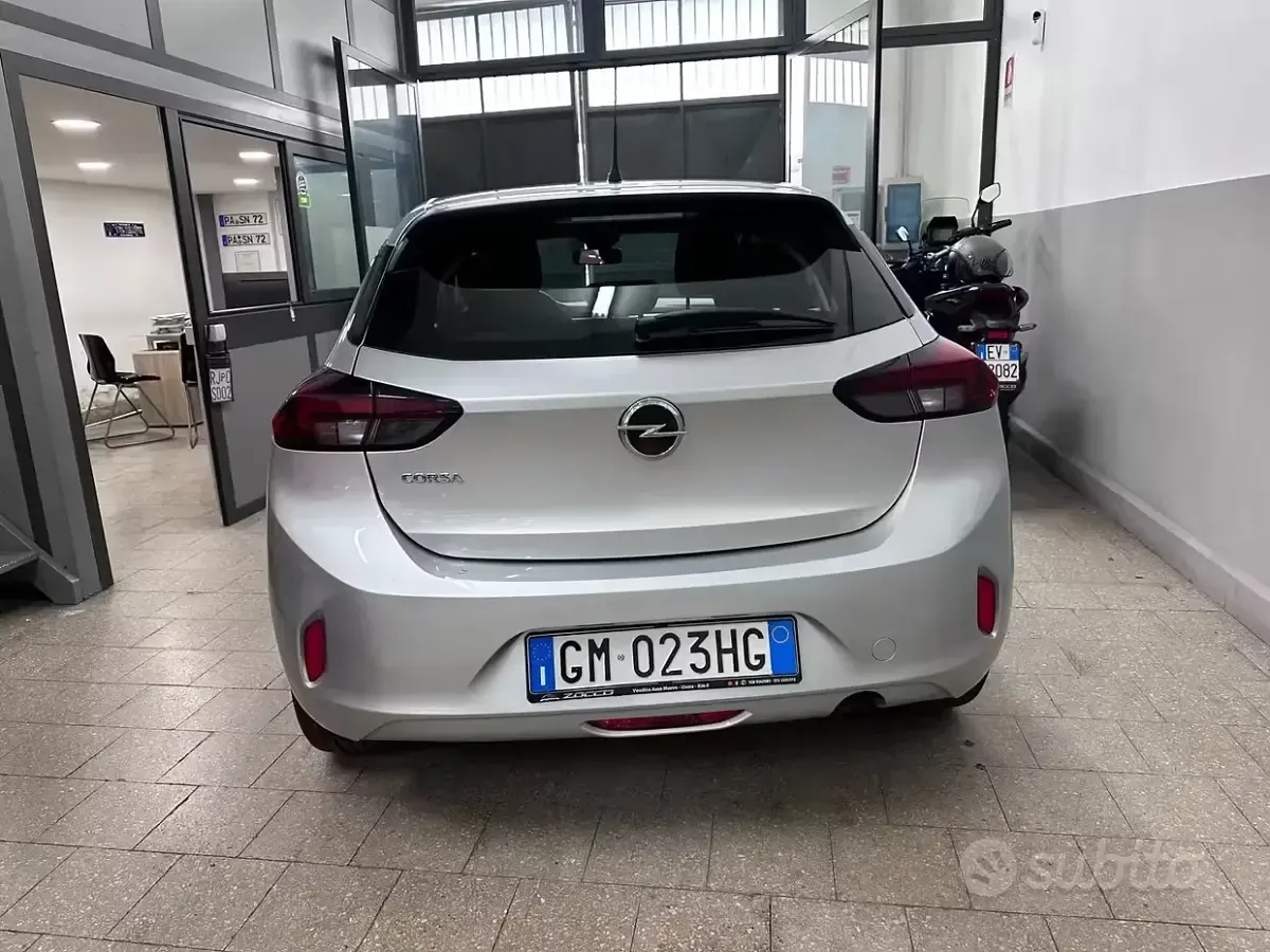 Usado Opel Corsa Elegance 75 CV (55 kW) 2023 Gris Utilitario