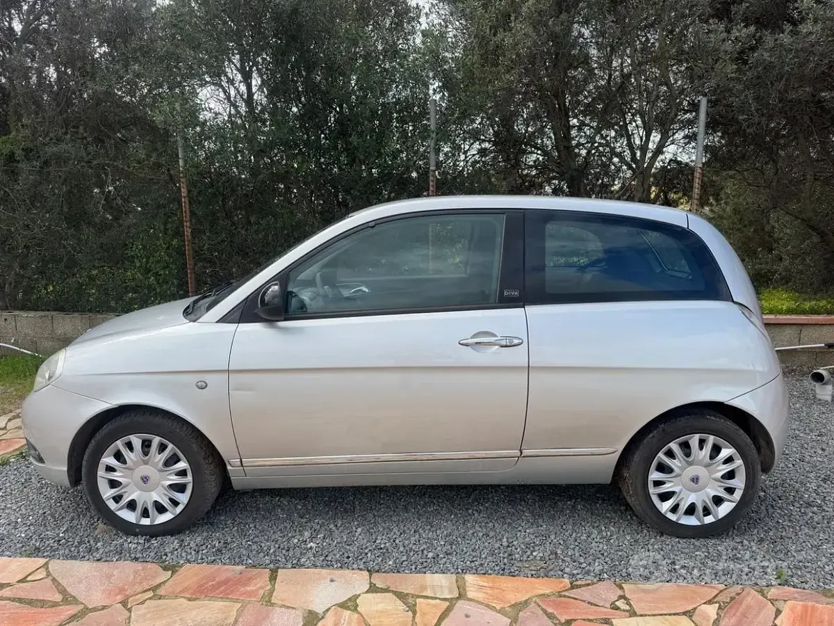 Usata Lancia Ypsilon 69 CV (50 kW) 2011 Grigio Utilitaria