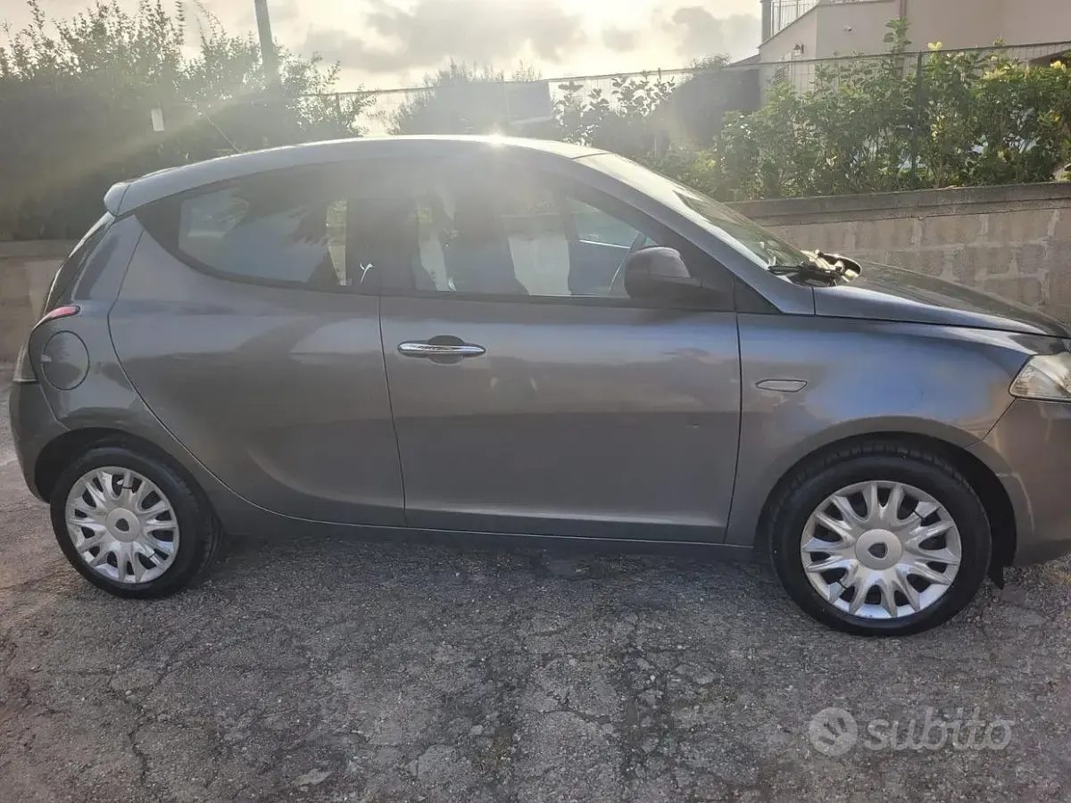 Usata Lancia Ypsilon 69 CV (50 kW) 2011 Grigio Utilitaria