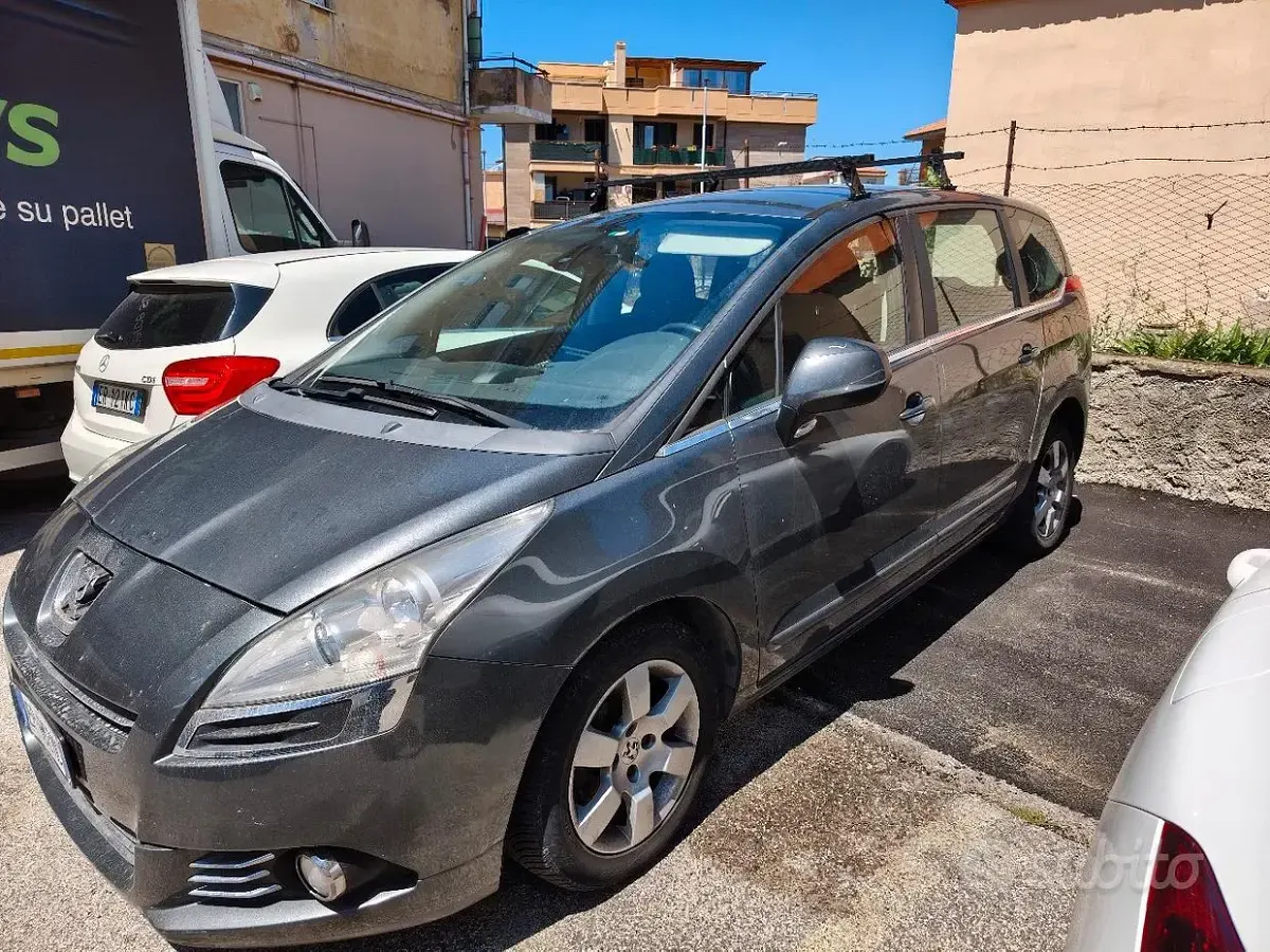 Usata Peugeot 5008 112 CV (82 kW) 2012 Grigio Monovolume