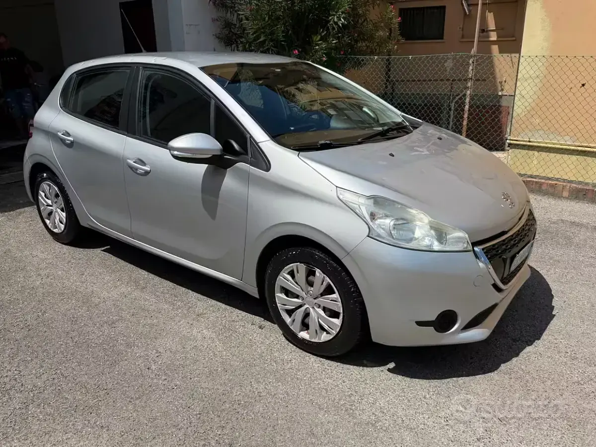 Usata Peugeot 208 Access 82 CV (60 kW) 2013 Grigio Utilitaria