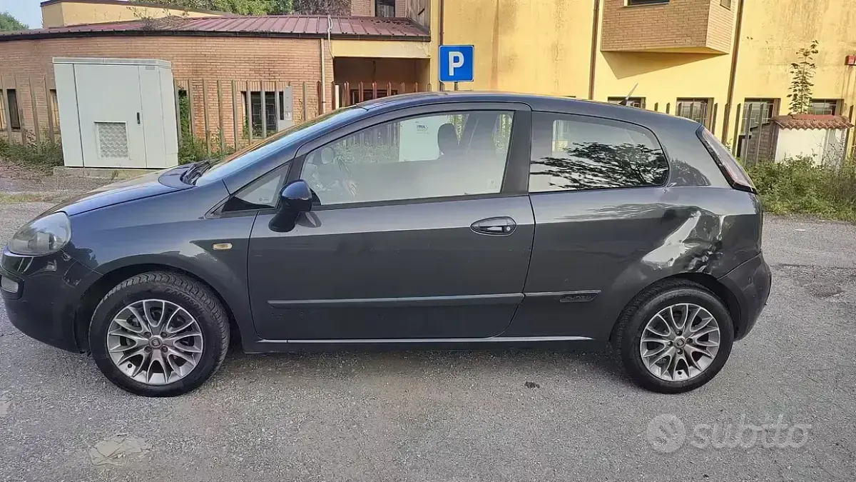 Usata Fiat Punto Evo Dynamic 69 CV (50 kW) 2011 Nero Utilitaria