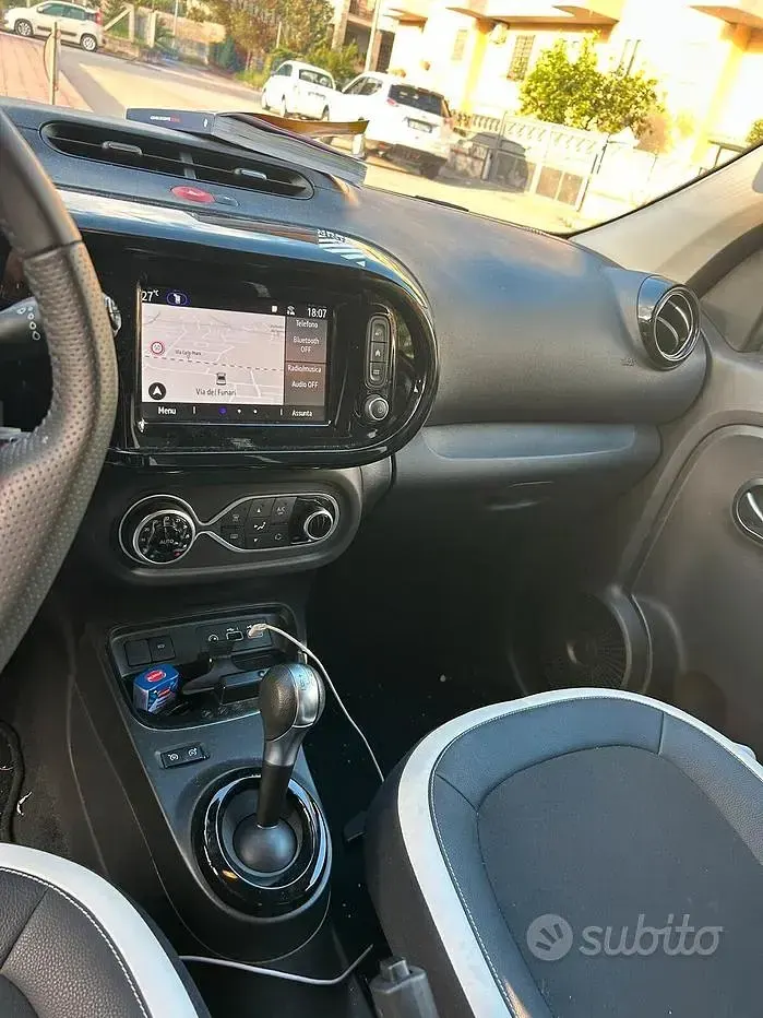 Usata Renault Twingo Urban Night 30 kW (42 CV) 2024 Nero Utilitaria