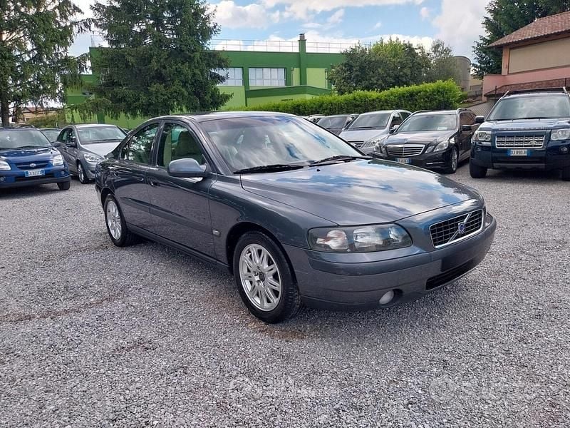 Grigio Usata 2004 Volvo S60 Momentum Tre volumi | 4500 € (Buon prezzo) - Immagine 1/4