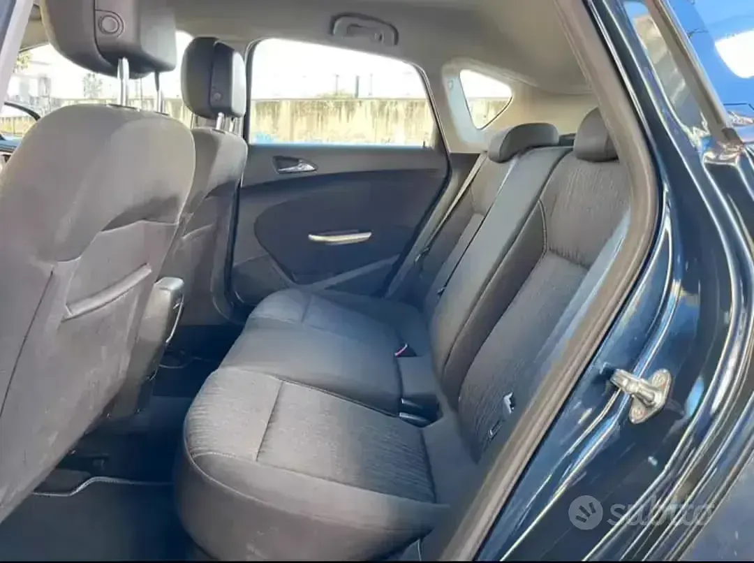 Usata Opel Astra 110 CV (80 kW) 2012 Berlina