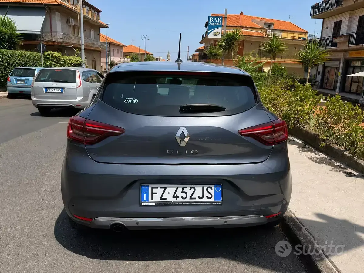 Usata Renault Clio V Zen 101 CV (74 kW) 2020 Grigio Berlina